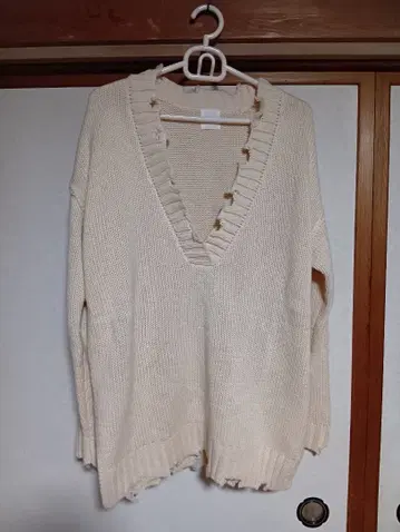 UNSPARE 데미지 깊은 V넥 오버 사이즈 니트 아이보리