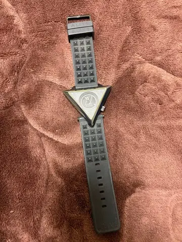 ALIVE 블랙 시계 삼각형 디자인