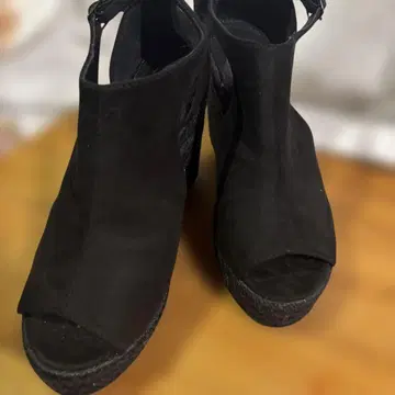 블랙 스웨이드풍 오픈토 웨지샌들