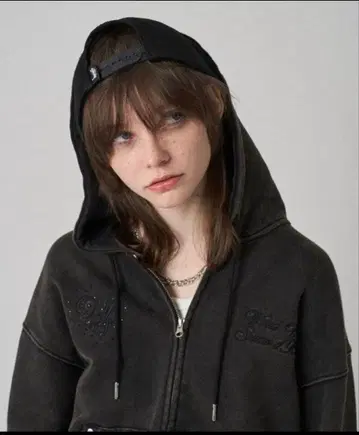 블랙 지퍼 후드티 M 사이즈