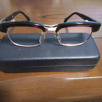 위로 접는 안경