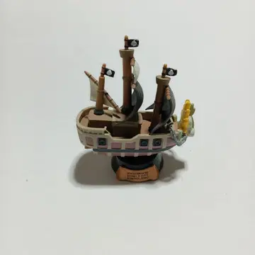 원피스 에이스 해적선 피규어 깃발 포함 약 10cm