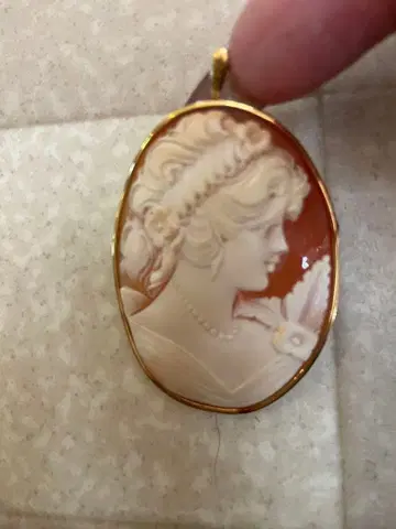 카메오 브로치 여성의 옆모습 오렌지 계열