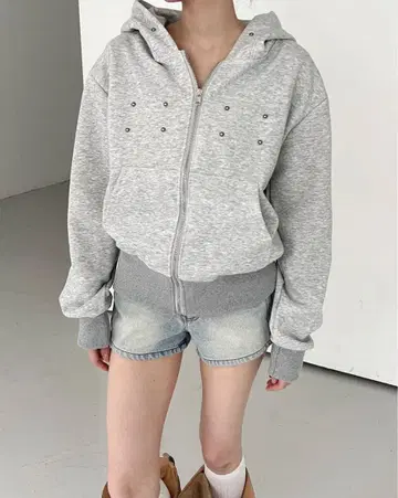 amood nugu sona 그레이 스터드 집업 후드티