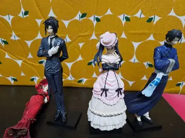 블랙 집사 피규어 4점 하자 있음