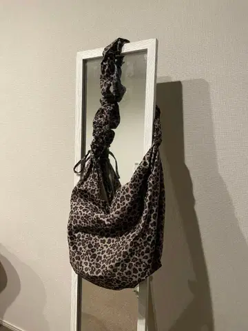 착용샷 있음 레오파드 무늬 숄더백