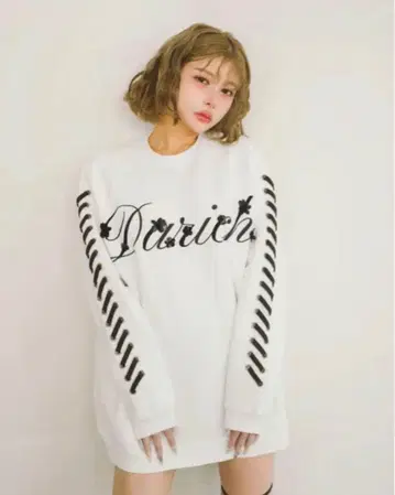 다리치 레이스업 로고 맨투맨 풀오버 화이트