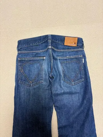 칼하트 하트형 포켓 다크 블루 데님 플레어 팬츠