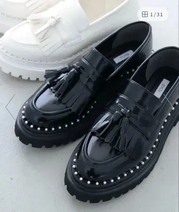 태슬 장식 블랙 로퍼 통굽