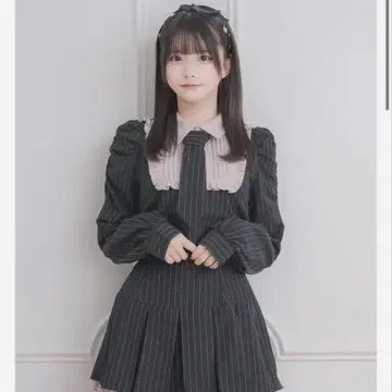 pium 넥타이 스퀘어 프릴 긴팔 상의 & 스커트 블랙 스트라이프