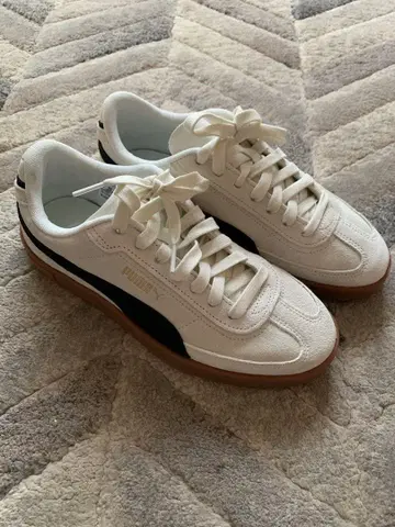 PUMA 화이트/블랙 스니커즈