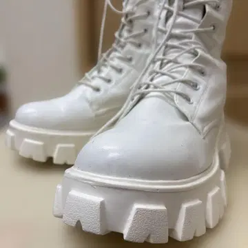 화이트 레이스업 롱 부츠