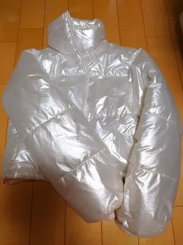 광택 화이트 다운 자켓 숏 기장 새상품급