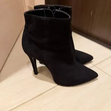 DIANA 블랙 스웨이드 스틸레토 부티 숏부츠