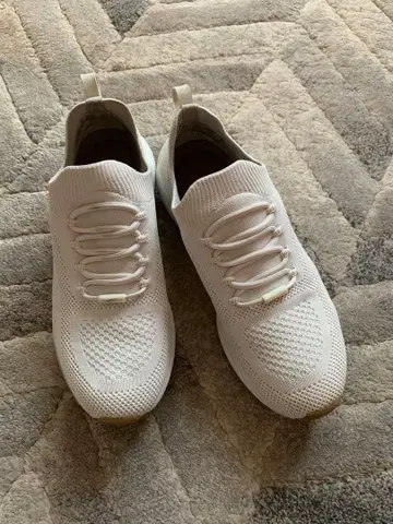 화이트 메쉬 스니커즈