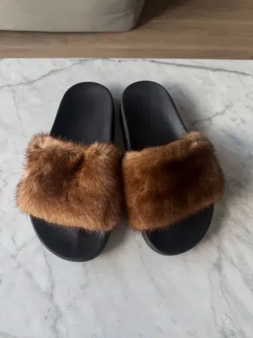 지방시 퍼 슬라이드 샌들