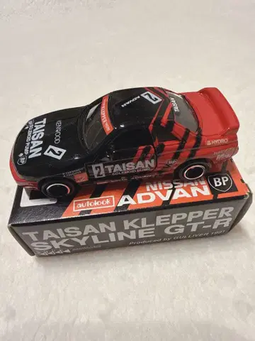 토미카 닛산 스카이라인 GT-R (R32) 컬러링 미니카입니다.