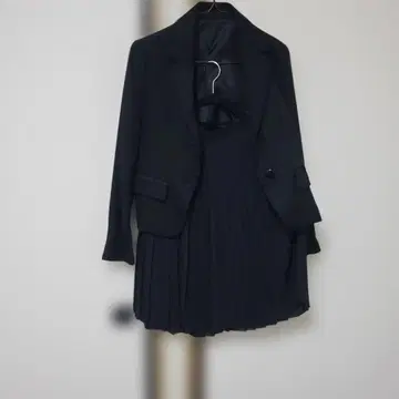 블랙 자켓과 플리츠 드레스 세트