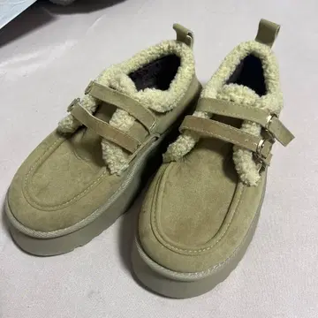 베이지 퍼 달린 어그 부츠