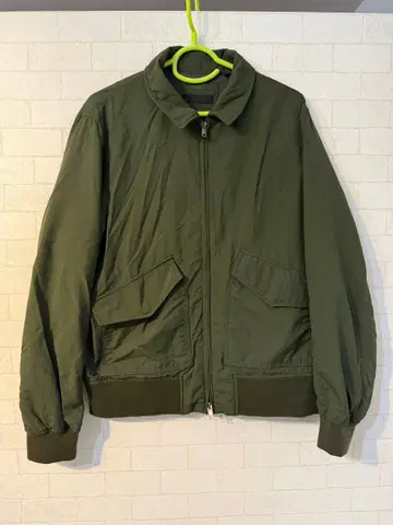 유니클로 올리브 그린 지퍼 달린 자켓