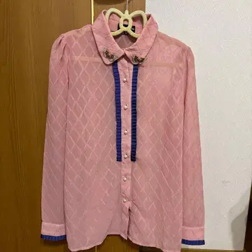 sister jane 나비 브로치 포함 핑크 셔츠