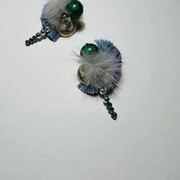 [ 새상품 미사용 ] 귀찌 나사식 핸드메이드 퍼 태슬 블루