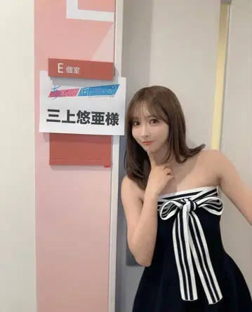 리본 포함 블랙 슬리브리스 미니 원피스