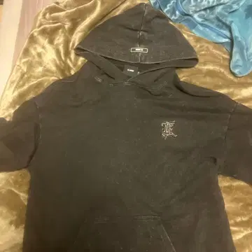 블랙 후드 부착 후드티