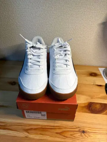 Puma 화이트 블랙 스니커즈 23.5cm