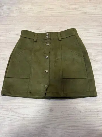 [ bershka ] 올리브 그린 미니 스커트 스웨이드풍