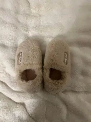 퍼 소재 베이지 슬립온