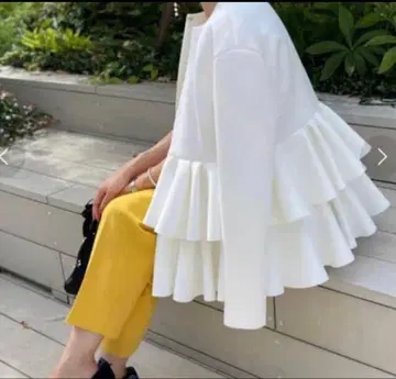 트루 바이 마리코 오이카와 프릴 코트 새상품급