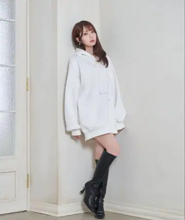 로제 뮤즈 emboss logo hoodie 화이트