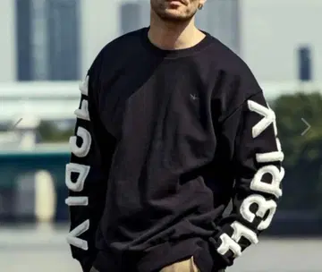 1PIU1UGUALE3 RELAX 퍼 아플리케 맨투맨 블랙