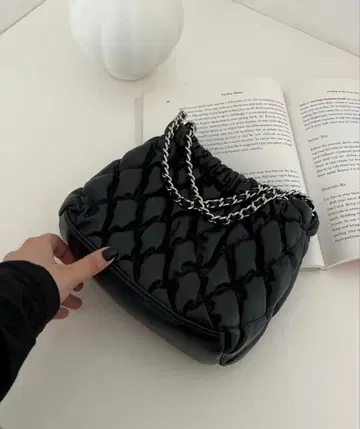 프로즈 베일 블랙 퀼팅 미니백
