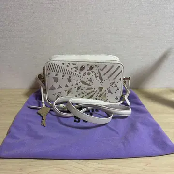 12월 한정판 ANNA SUI 화이트 숄더백