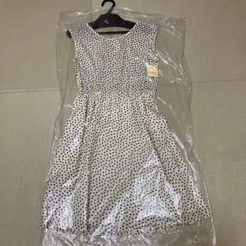 UNIVERVAL MUSE 슬리브리스 도트 원피스