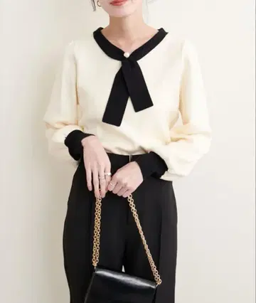 배색 활용 펄 장식 보타이 니트 아이보리