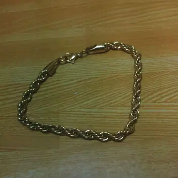 골드 컬러 트위스트 체인 팔찌