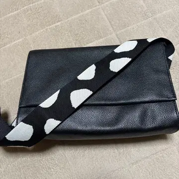 이아파피요네 패턴 와이드 테이프 숄더백 달마시안