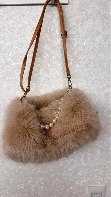 퍼 숄더백 베이지 펄 손잡이 포함