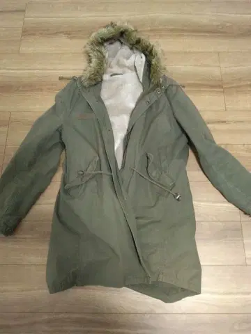 퍼가 달린 올리브 모즈 코트