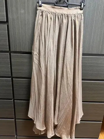 베이지 플레어 스커트 하이 로우 헴