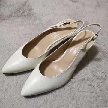 이나바 요시에 화이트 백 스트랩 펌프스