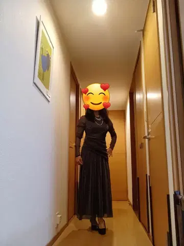 다크 그레이 쉬폰 긴팔 플레어 드레스 블랙 펌프스