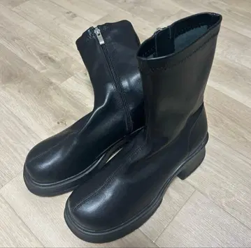 VIVIAN 볼륨 앞코 통굽 스트레치 미들 부츠