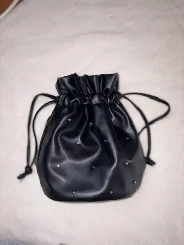 비쥬 장식 블랙 드로우 스트링 백