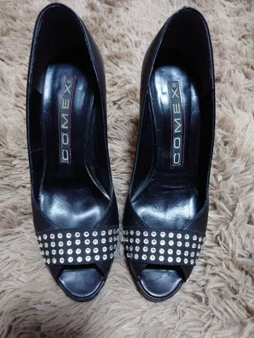 COMEX 블랙 스터드 오픈토 하이힐