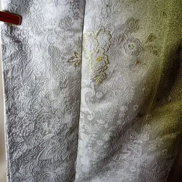 라메 입은 지츠케아게 기모노 옅은 그레이 꽃무늬