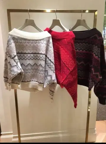 스나이델 아가일 무늬 오프숄더 니트 스웨터